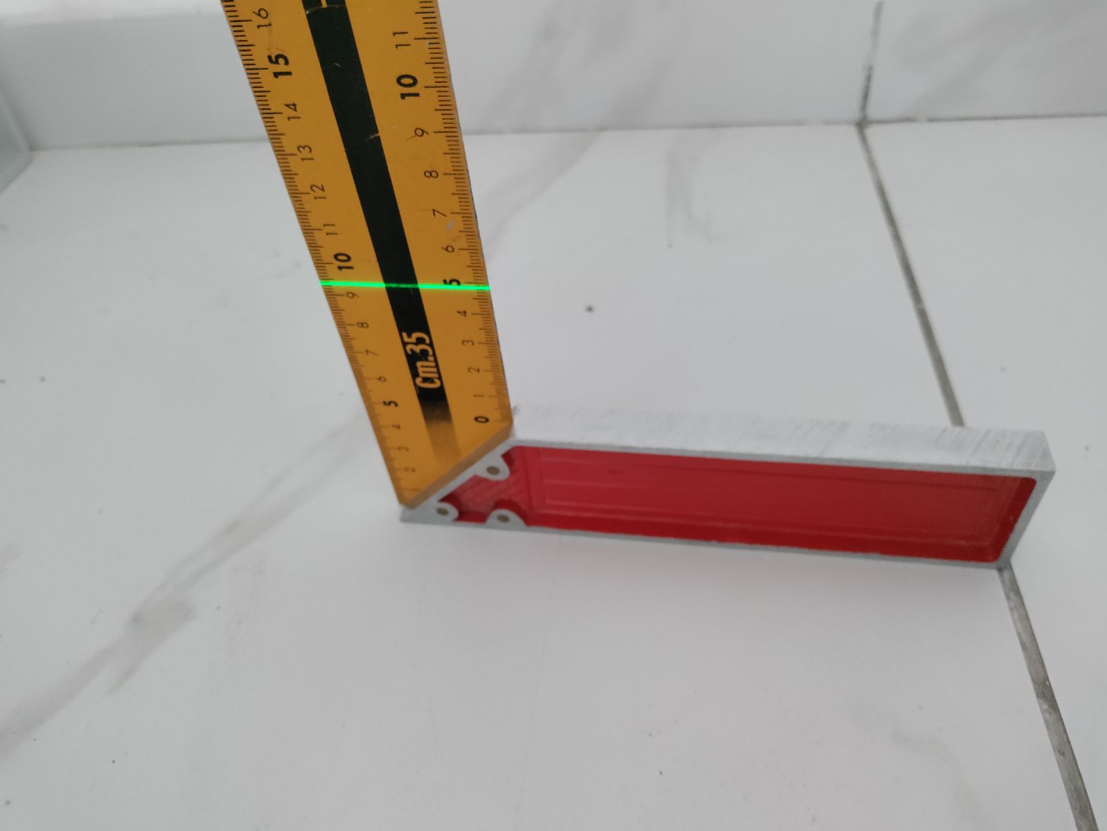 זוויתן ומכשיר לייזר בדיקת סטיות במפלס ריצוף